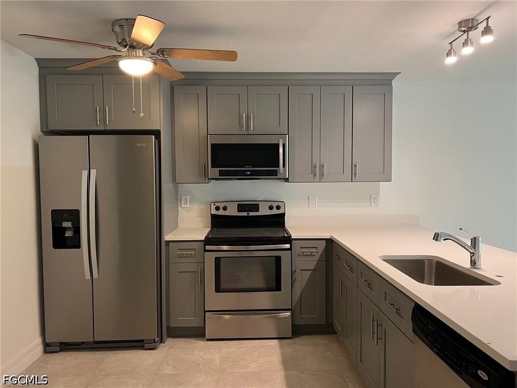 6064 Laurelwood Dr - Photo 4 of 11