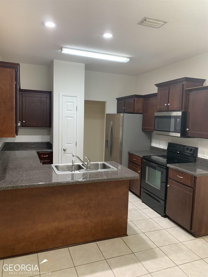 211 Royal Palms Ave - Photo 7 of 13