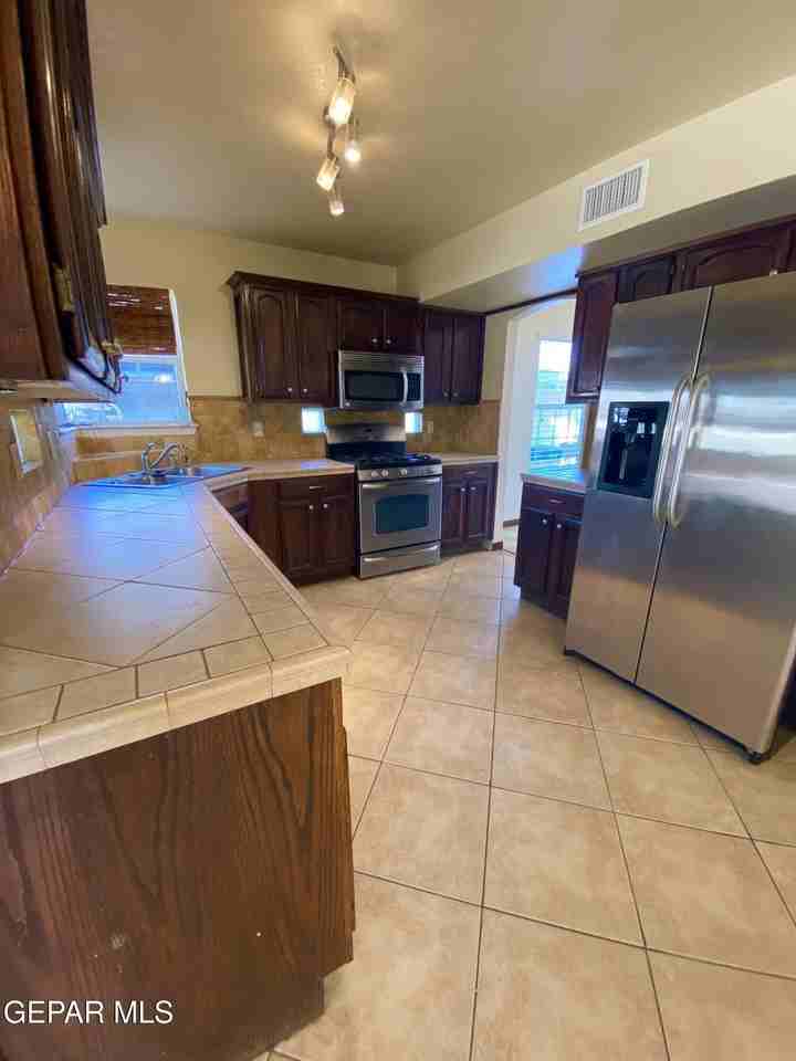 12521 Crystal Ridge St - Photo 6 of 35