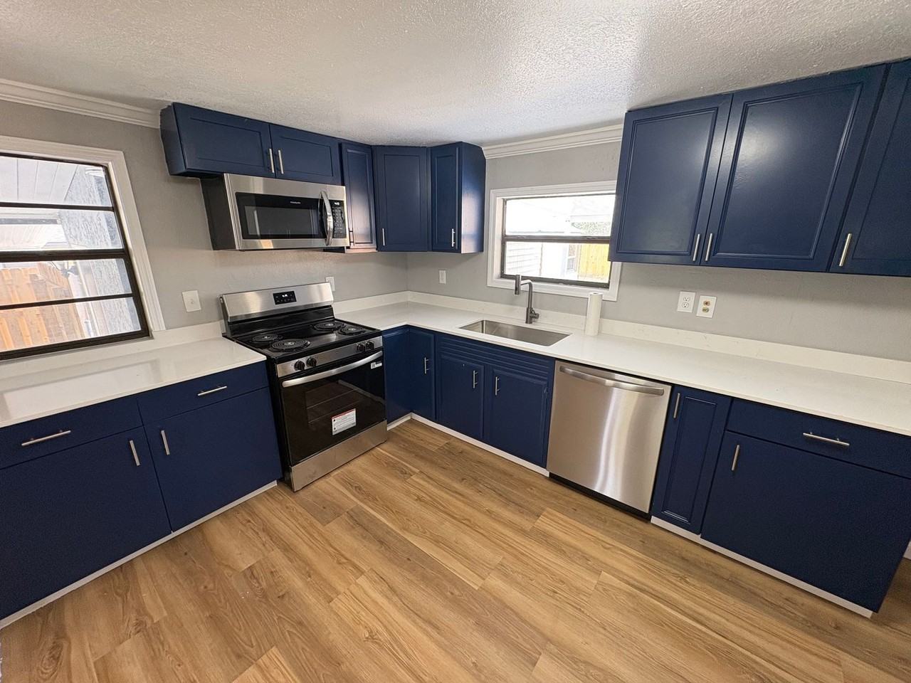 4021 Lake Saunders Dr - Photo 2 of 12