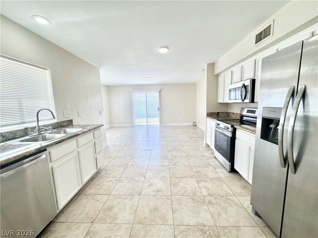 640 E San Lorenzo St #A - Photo 5 of 17