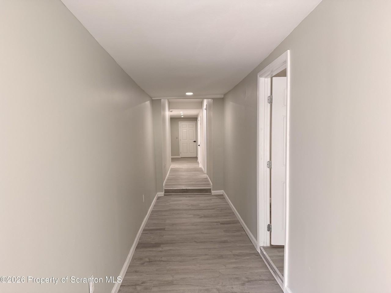 129 S Bromley Ave - Photo 2 of 20