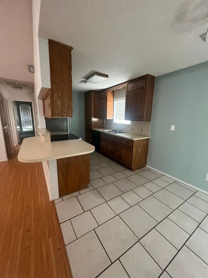 1558 Seamans Way - Photo 3 of 14