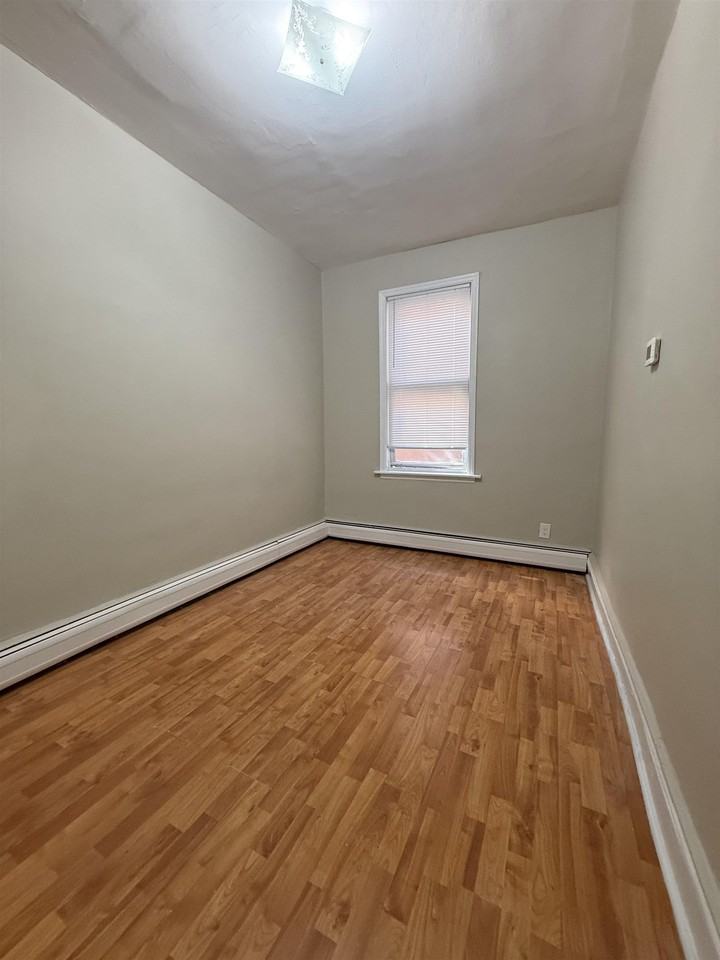 153 W 20th St - Photo 5 of 8