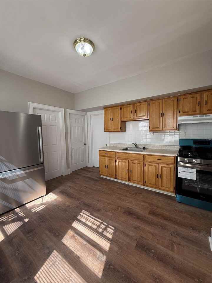 153 W 20th St - Photo 7 of 8