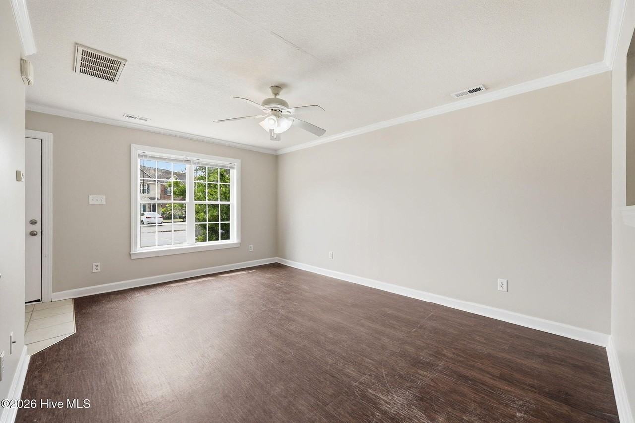 404 Springwood Dr - Photo 5 of 35