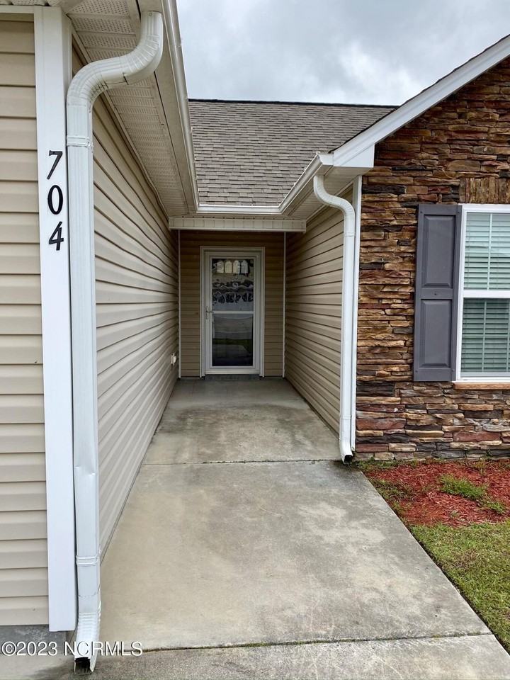 704 Radiant Dr - Photo 3 of 26