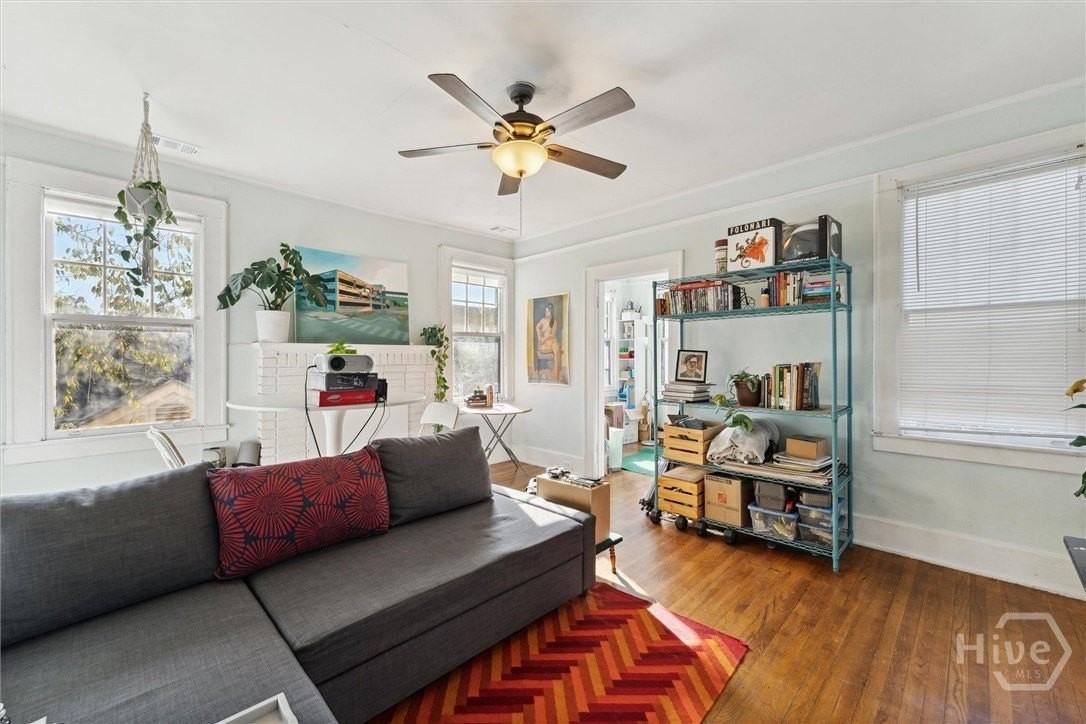522 E 38th St #B - Photo 3 of 28