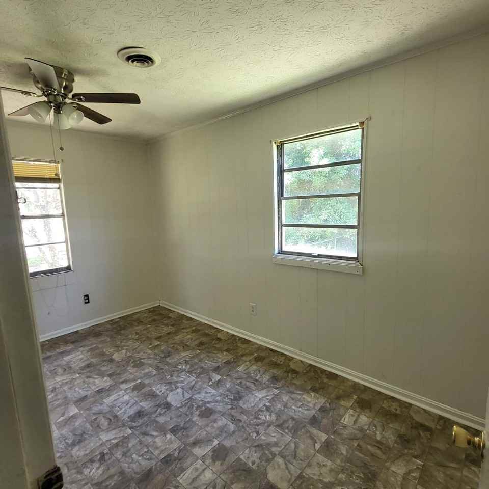 302 Larsen St - Photo 2 of 14