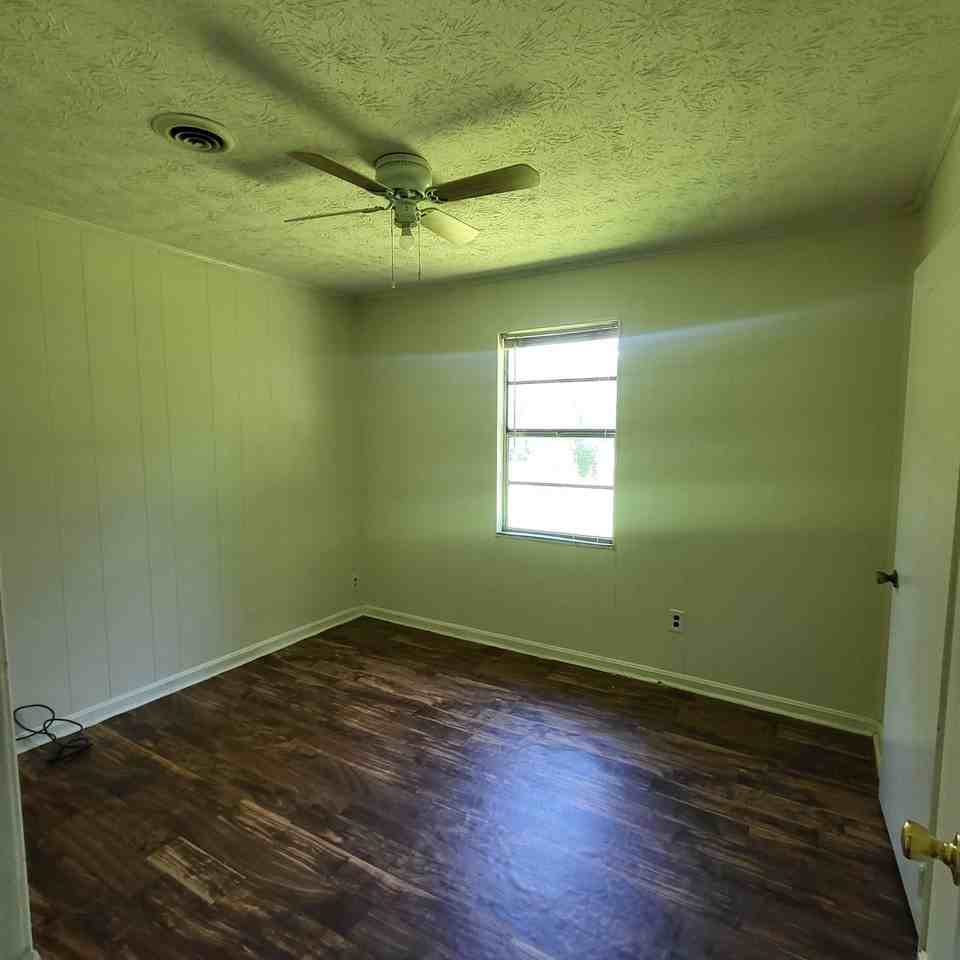 302 Larsen St - Photo 3 of 14