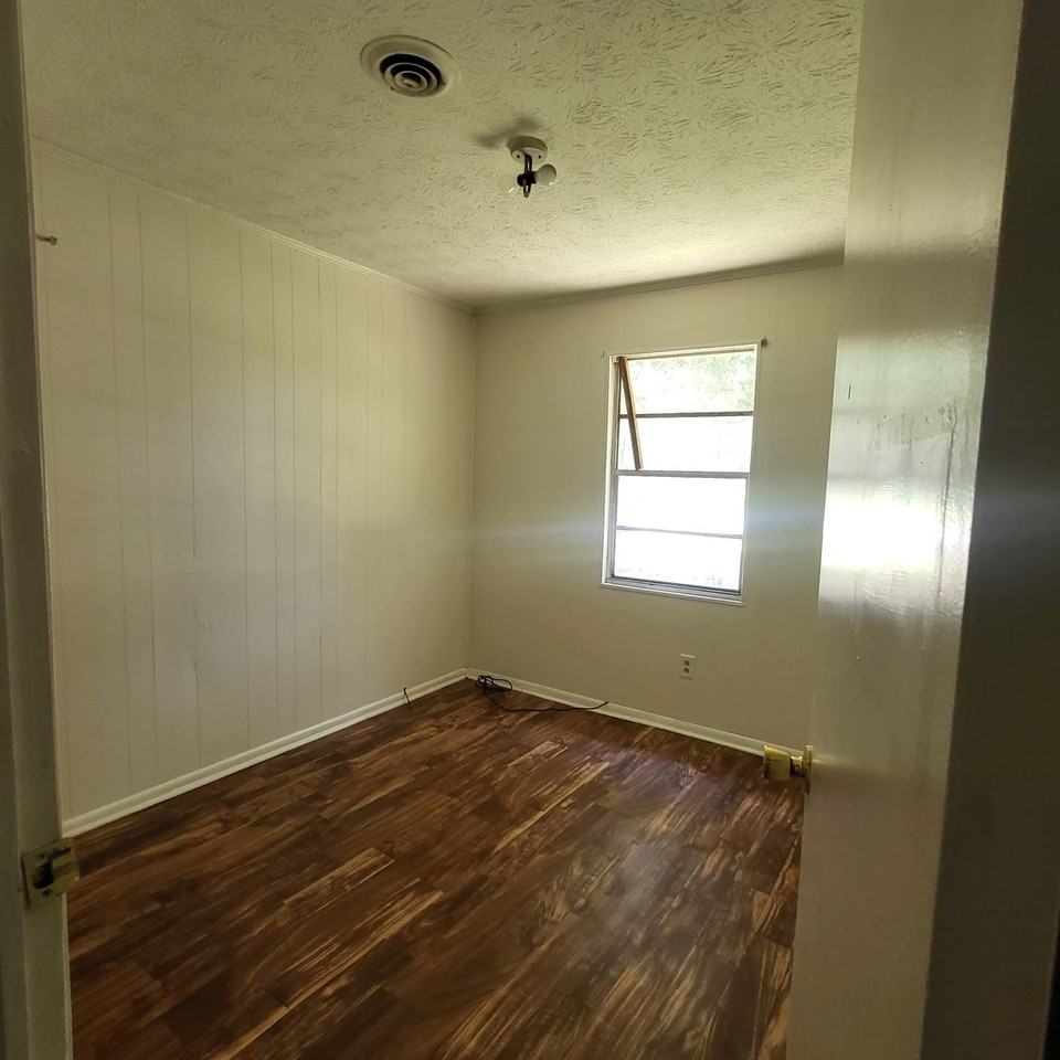 302 Larsen St - Photo 5 of 14