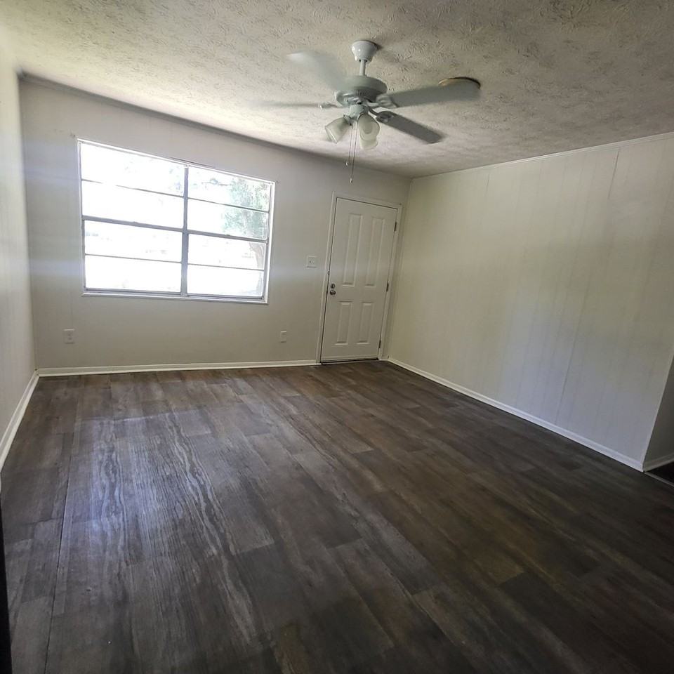 302 Larsen St - Photo 6 of 14