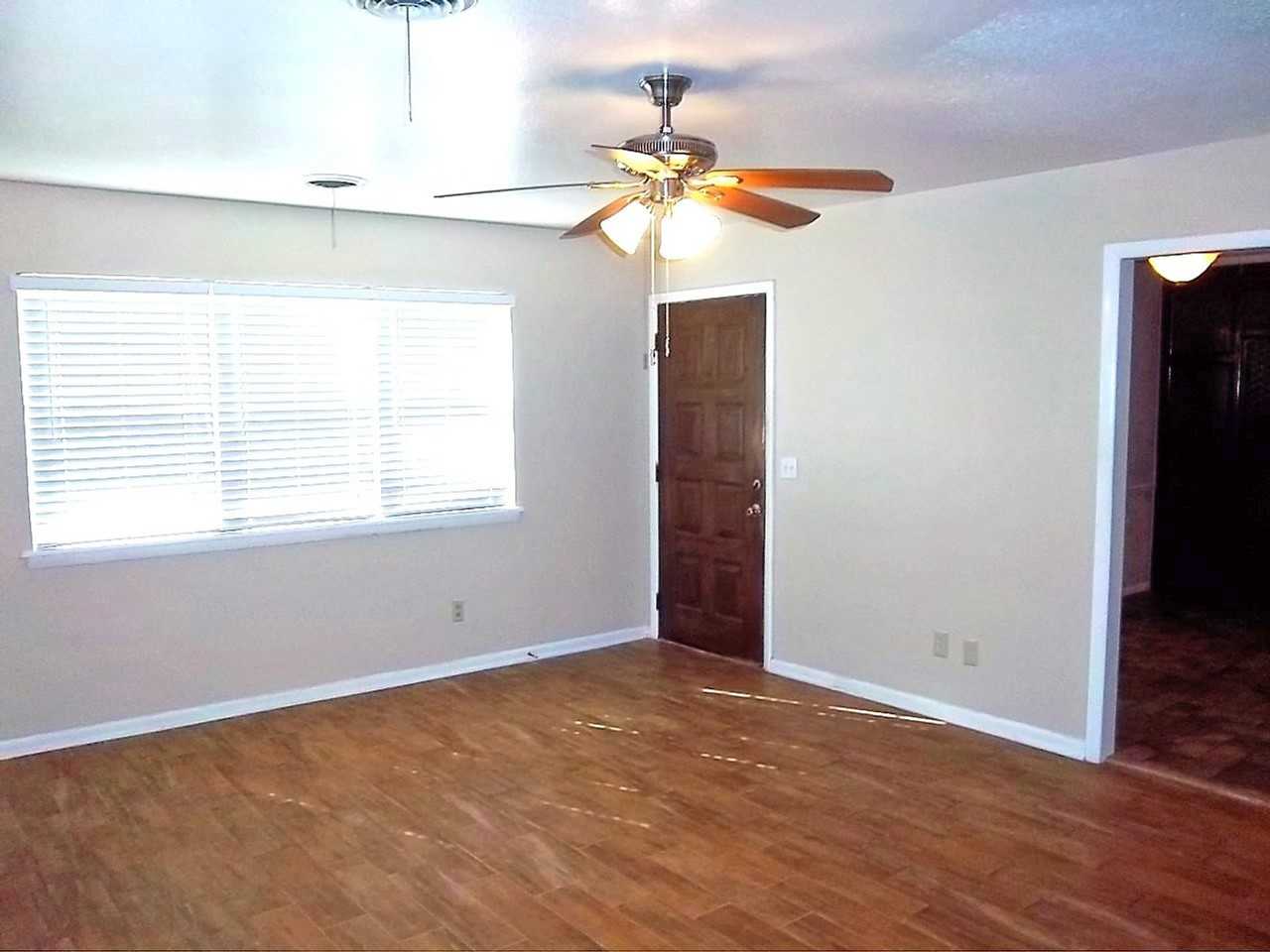 2606 Douglas Dr - Photo 2 of 7
