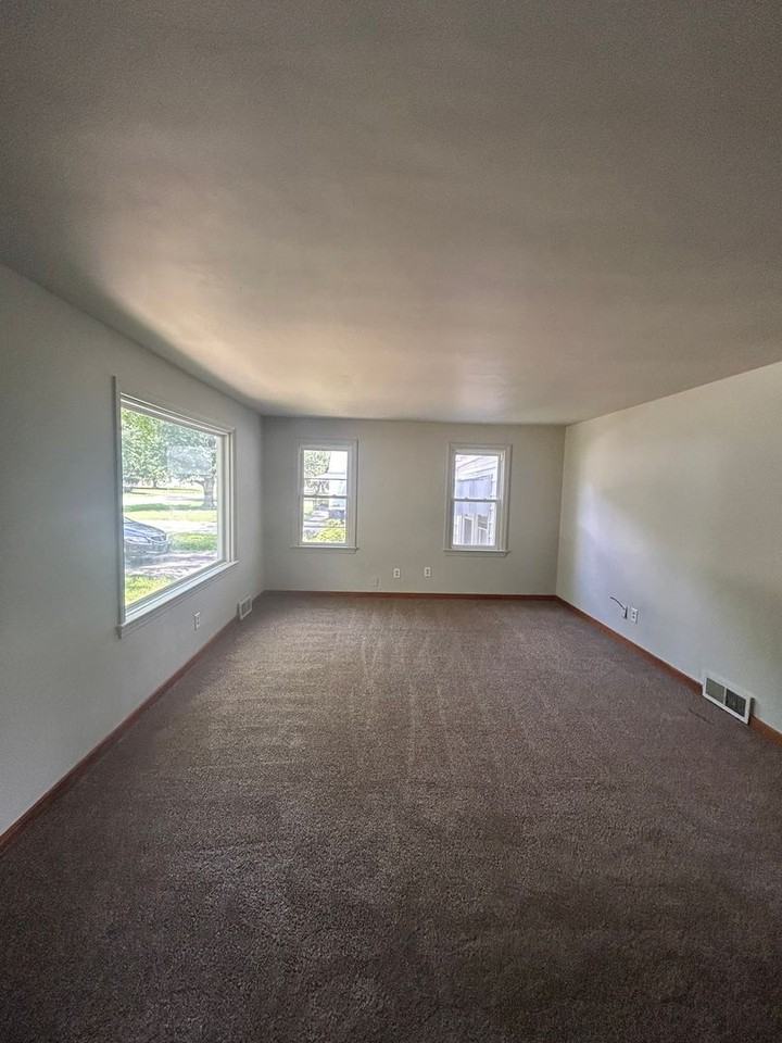 4609 Standish Dr - Photo 4 of 7