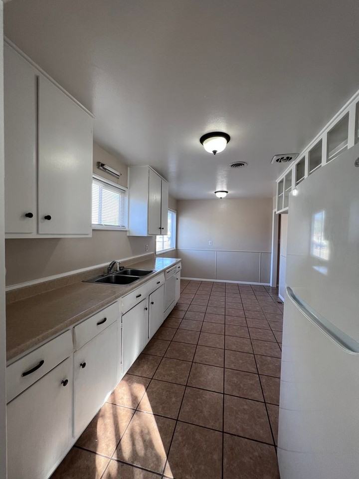 418 N Oak St - Photo 3 of 11