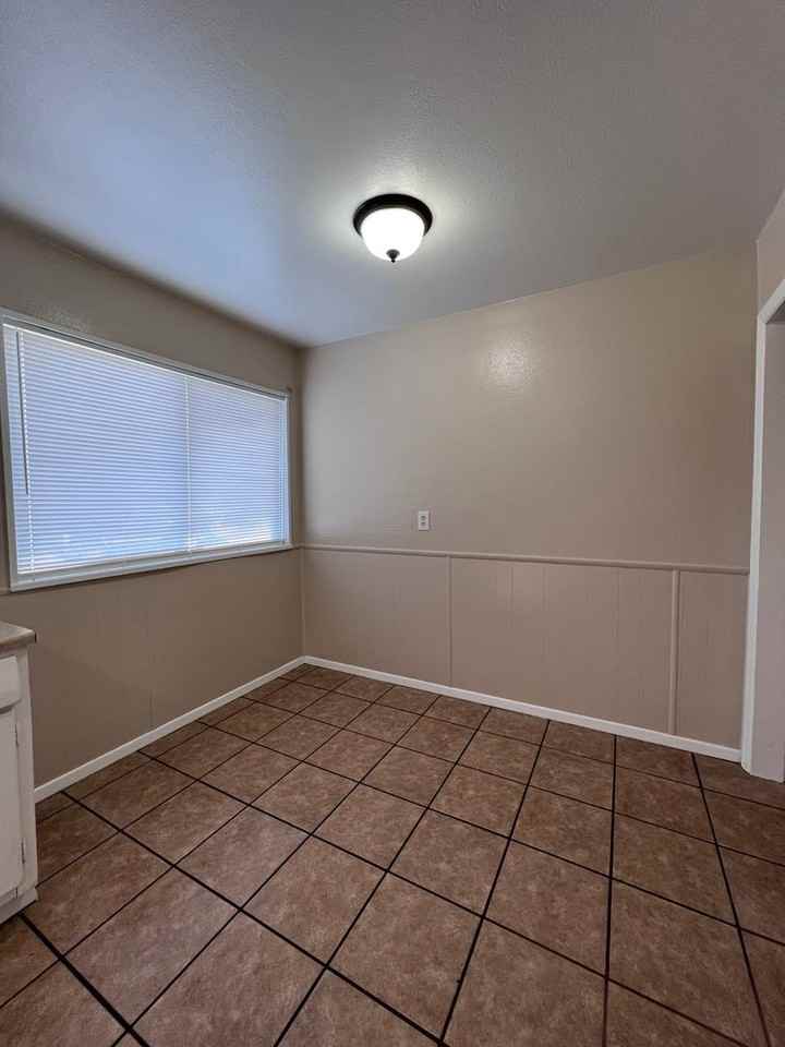418 N Oak St - Photo 4 of 11