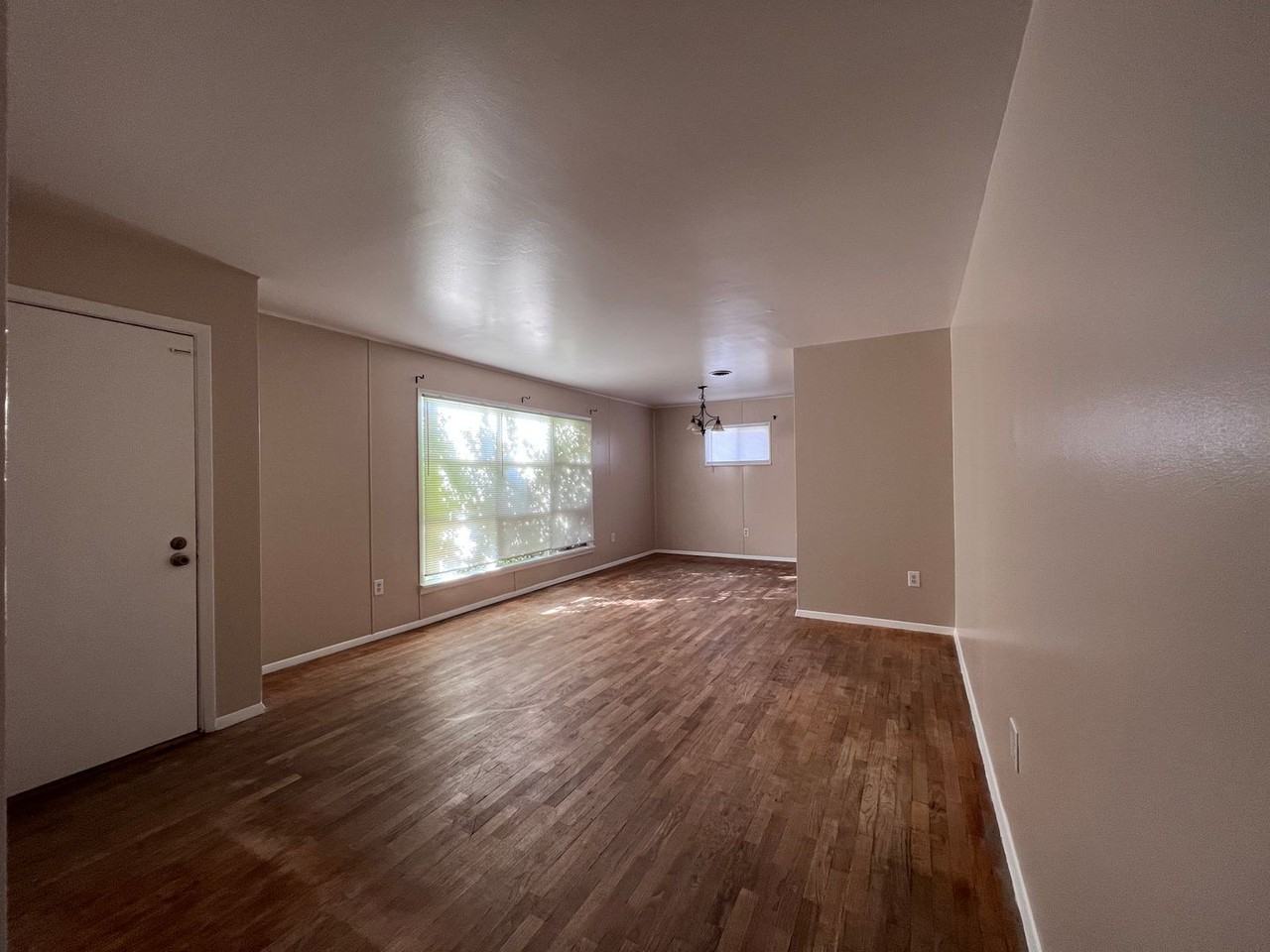 418 N Oak St - Photo 5 of 11