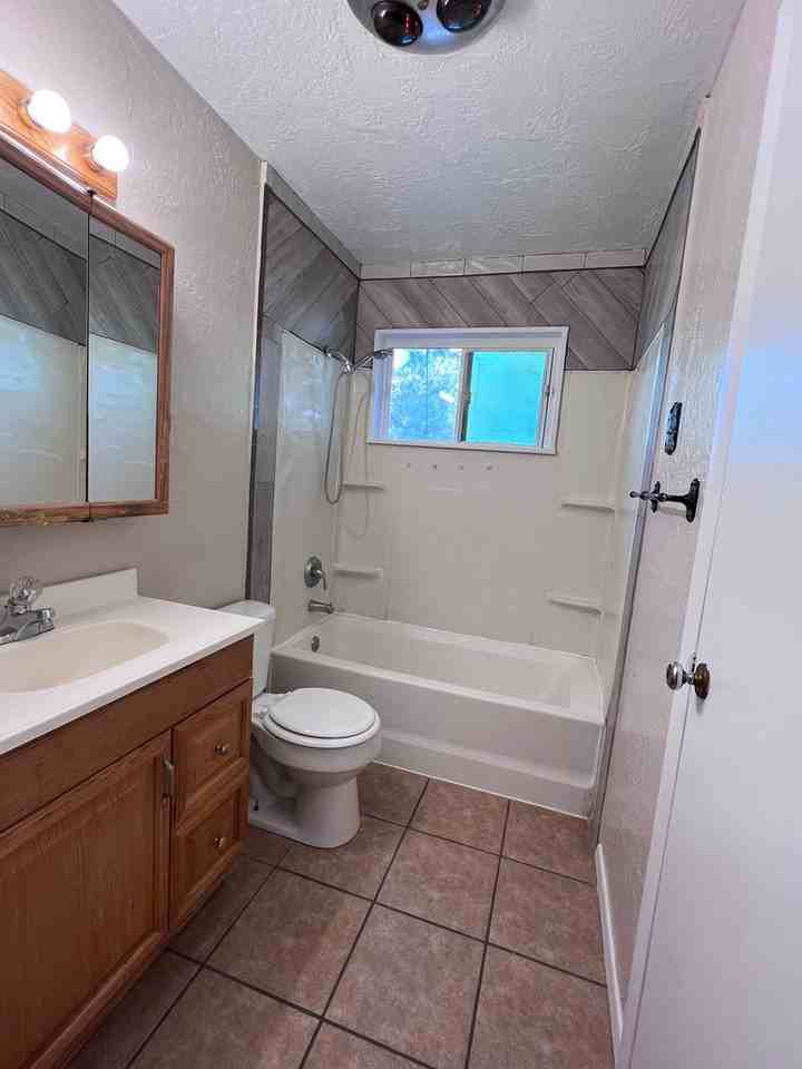 418 N Oak St - Photo 7 of 11