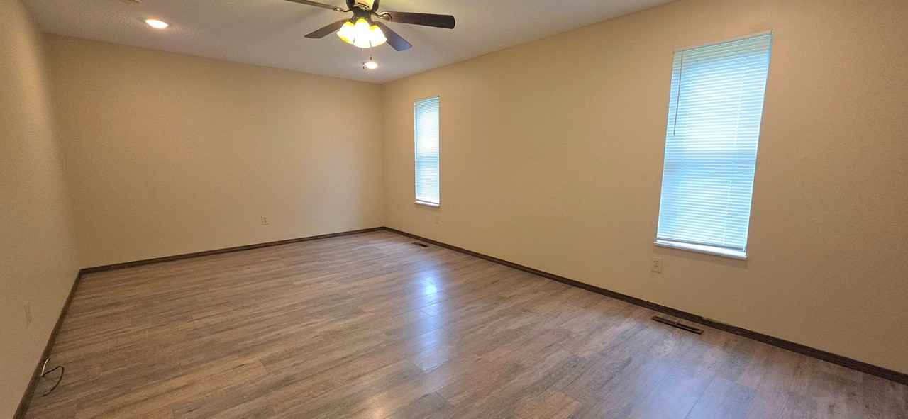 1005 E Guinevere St - Photo 2 of 11