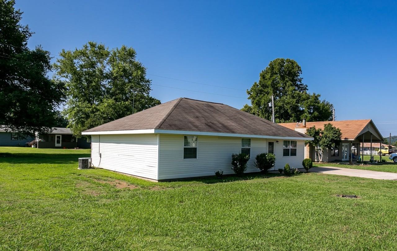 704 W Johnson St - Photo 2 of 14