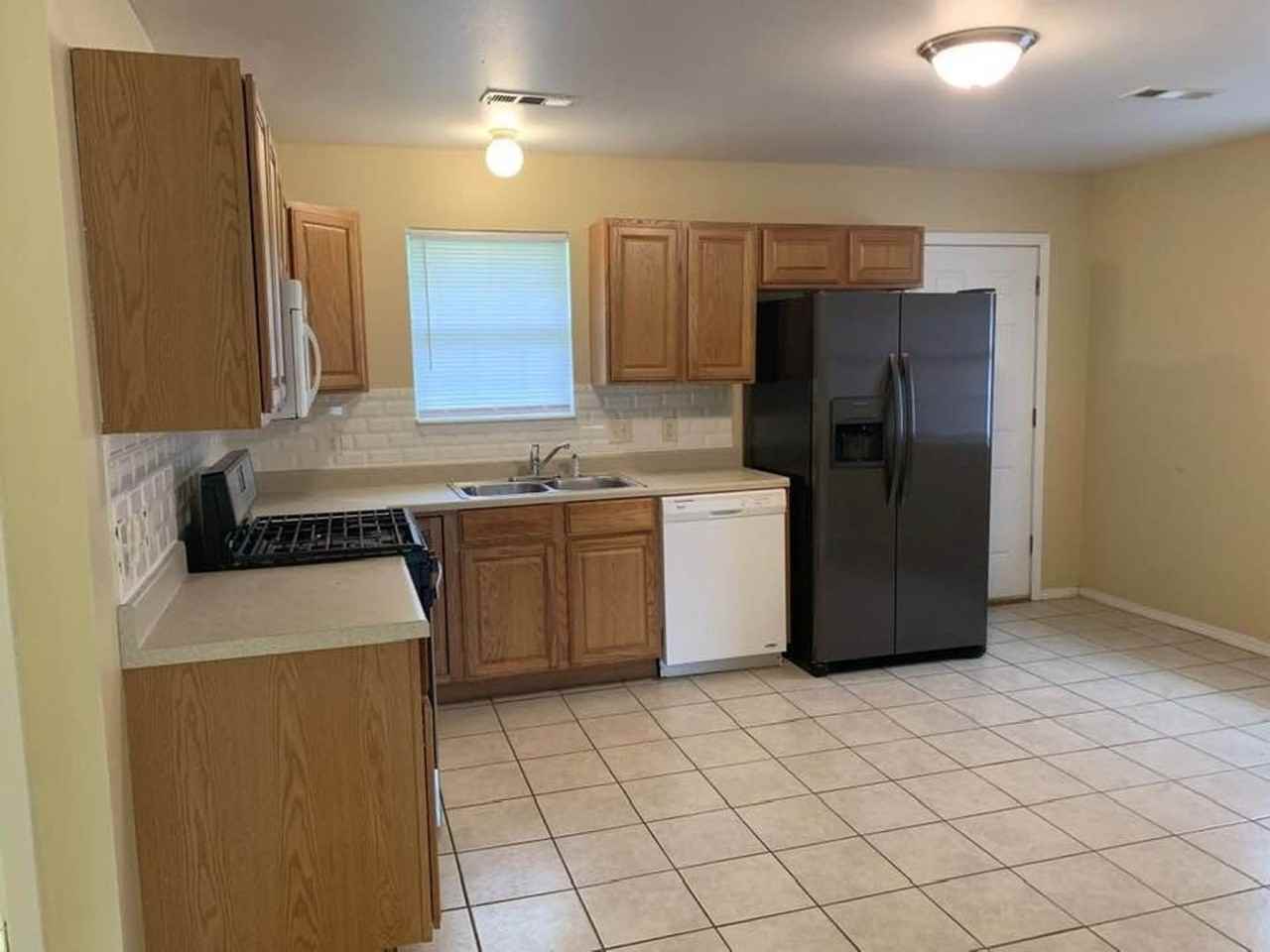 704 W Johnson St - Photo 5 of 14