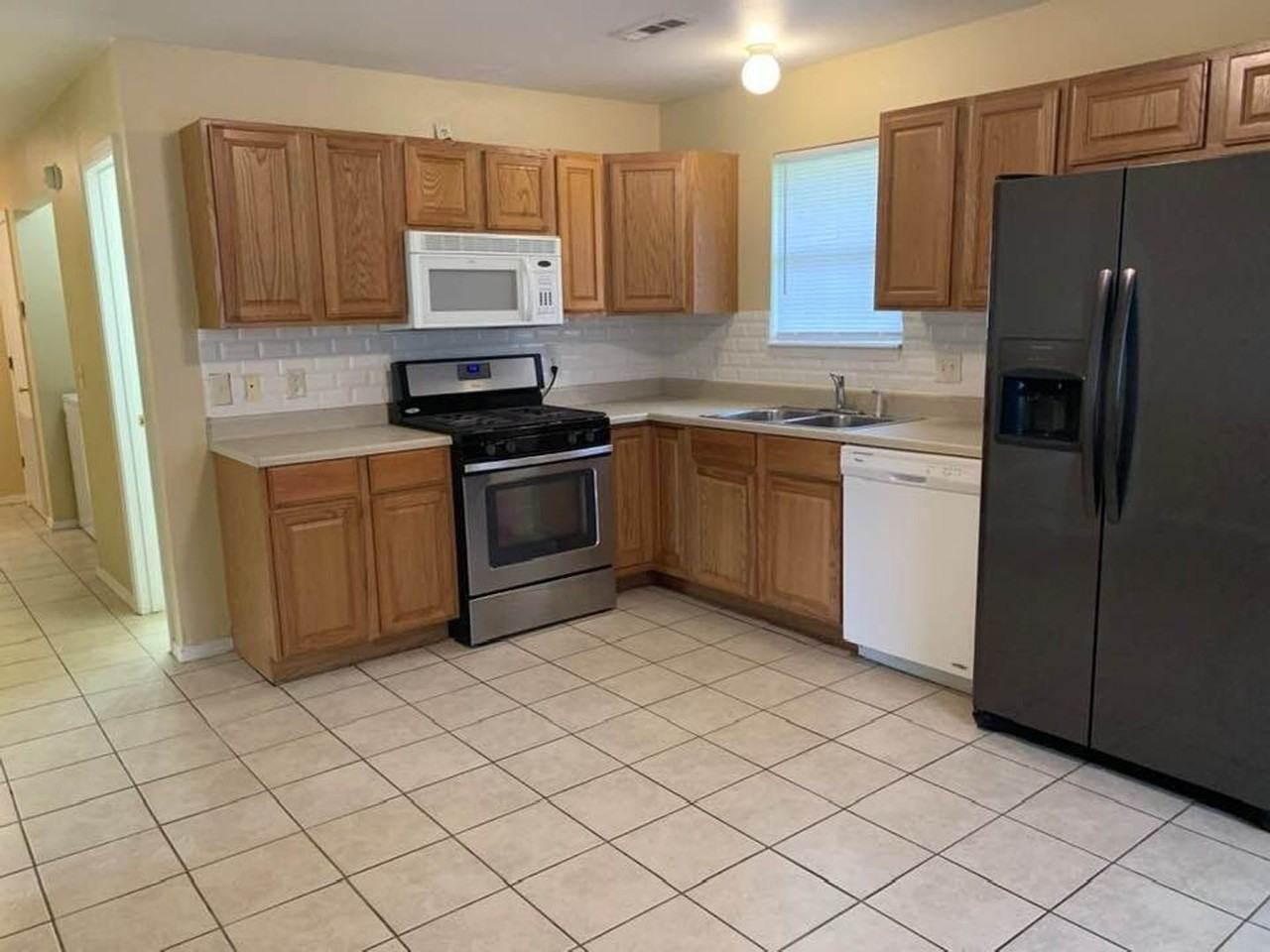704 W Johnson St - Photo 6 of 14