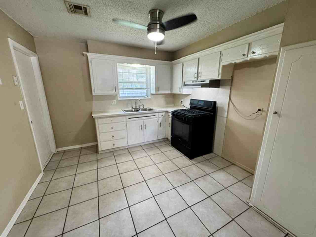 712 N Janeway Ave - Photo 2 of 7