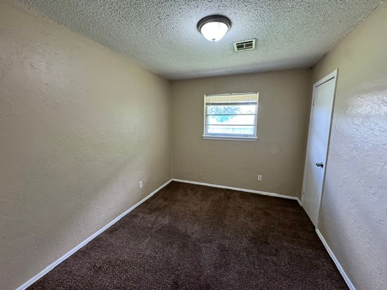 712 N Janeway Ave - Photo 6 of 7
