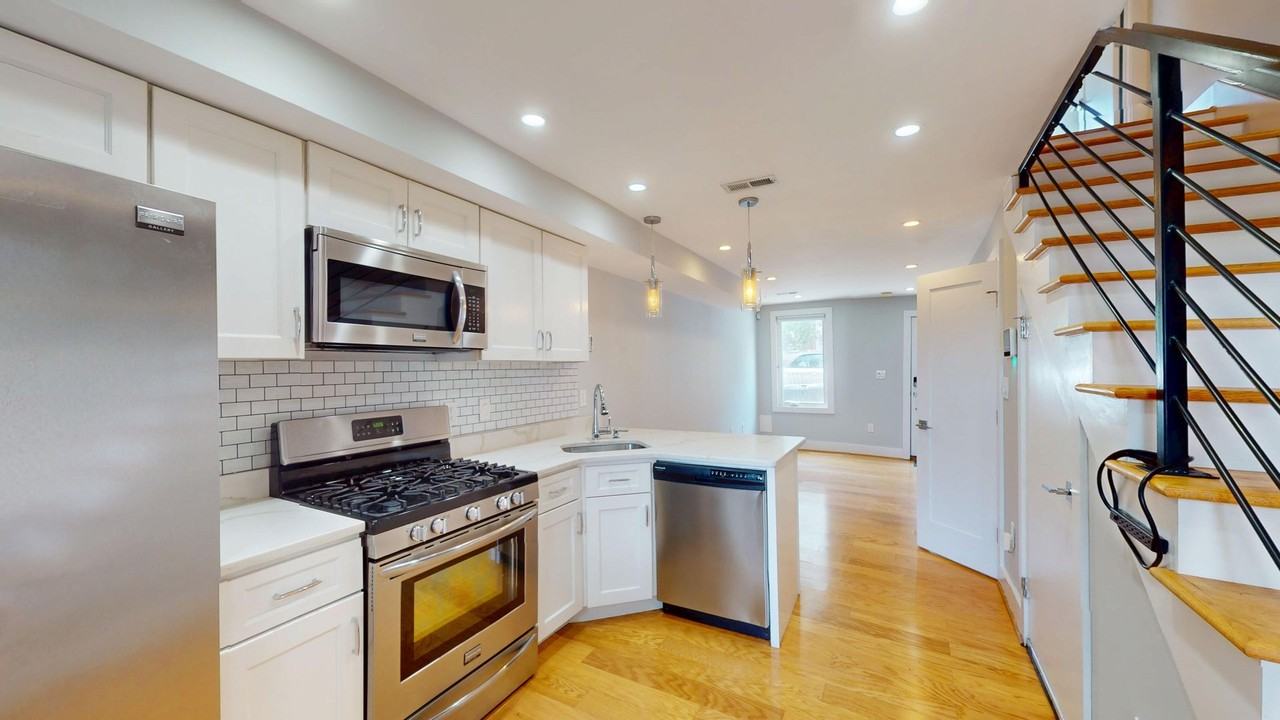 1530 Levis St Ne - Photo 5 of 17