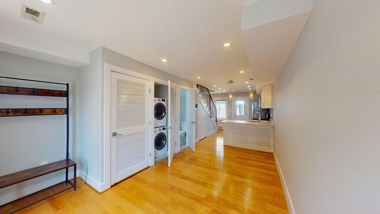 1530 Levis St Ne - Photo 7 of 17