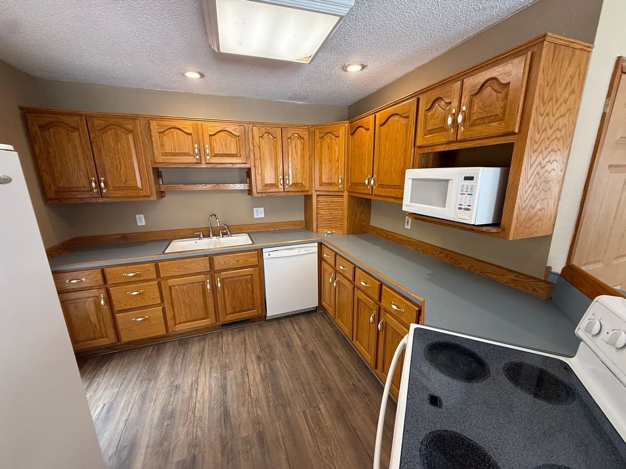 58267 Corticelli Rd - Photo 3 of 34