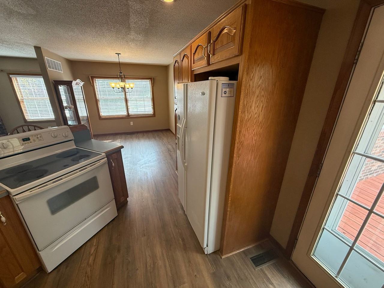 58267 Corticelli Rd - Photo 4 of 34