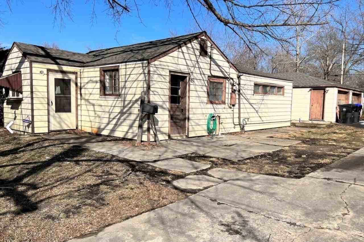 1816 Sw Moundview Dr - Photo 2 of 21