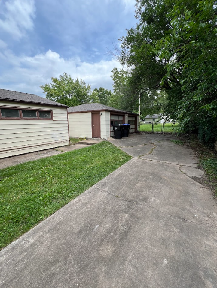1816 Sw Moundview Dr - Photo 3 of 21