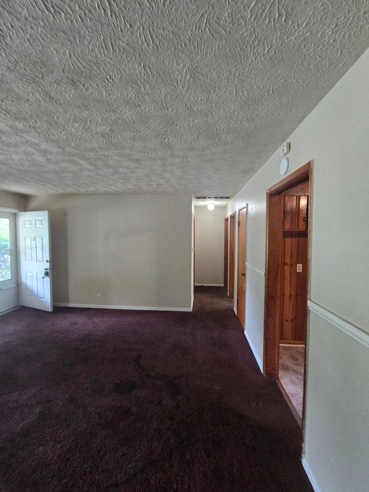 6947 E 48th St - Photo 2 of 11