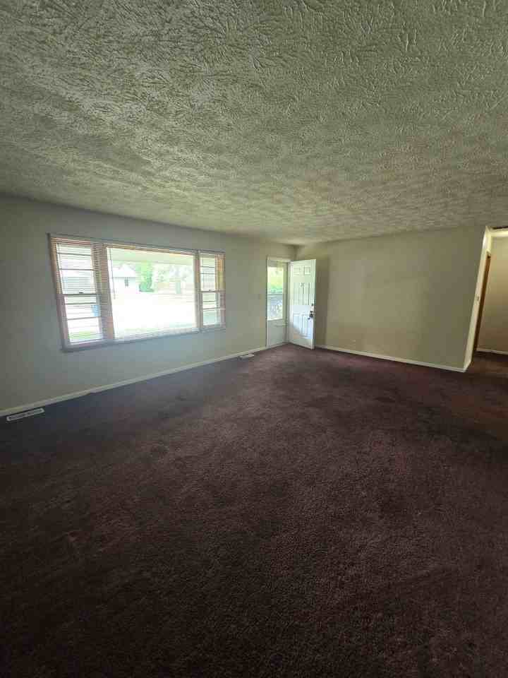 6947 E 48th St - Photo 4 of 11