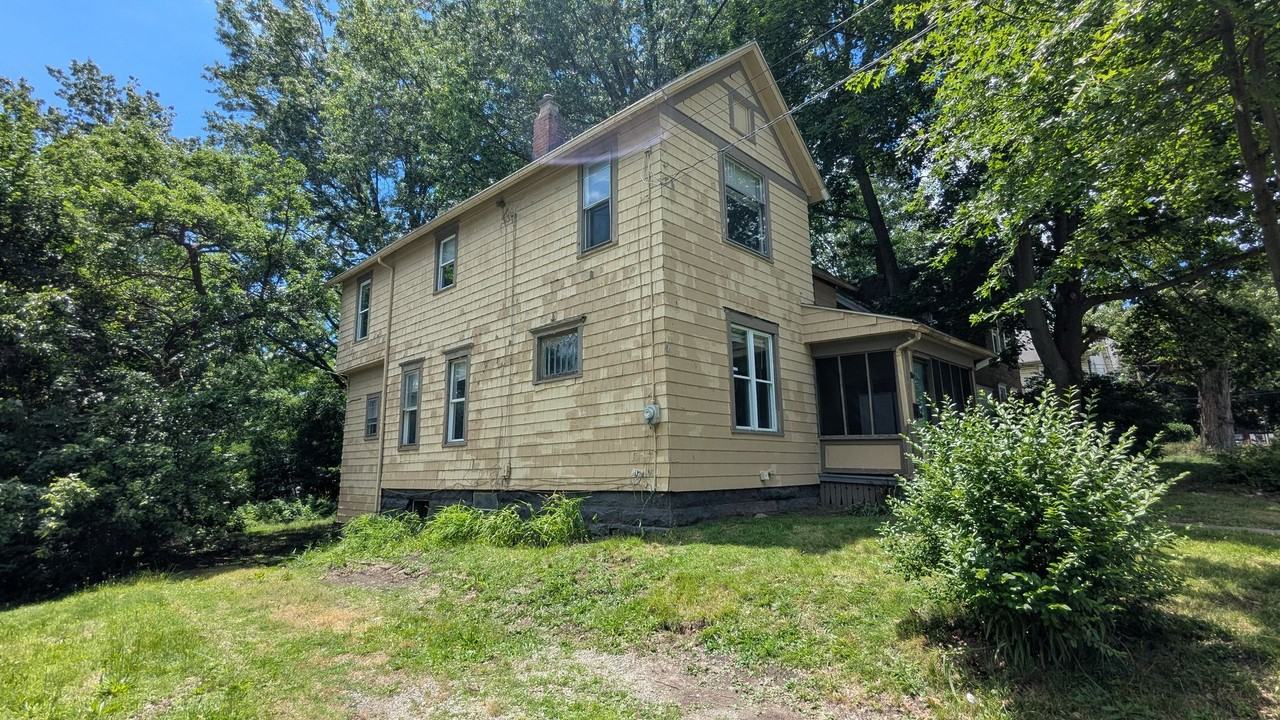 498 Gage St - Photo 2 of 32