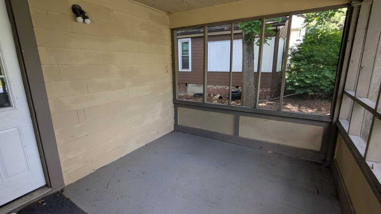 498 Gage St - Photo 3 of 32