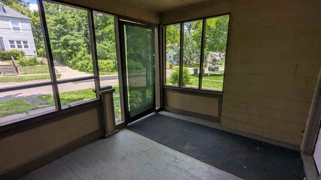 498 Gage St - Photo 4 of 32