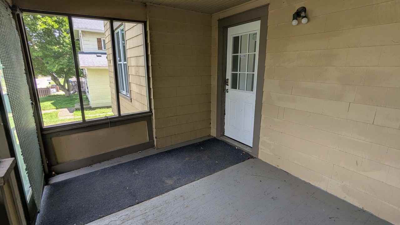 498 Gage St - Photo 5 of 32