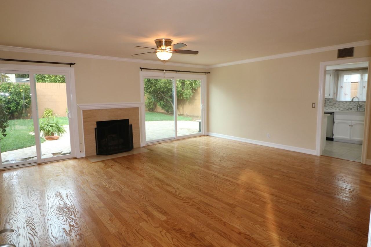22325 Wyandotte St - Photo 4 of 28