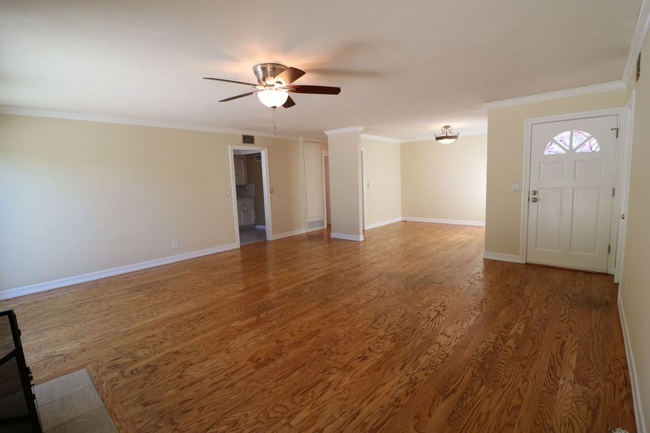 22325 Wyandotte St - Photo 5 of 28