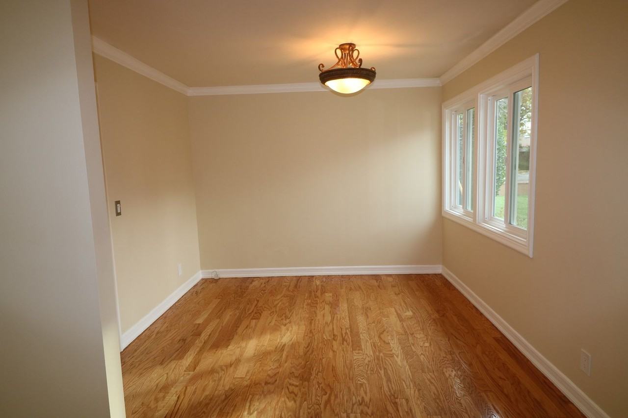 22325 Wyandotte St - Photo 6 of 28