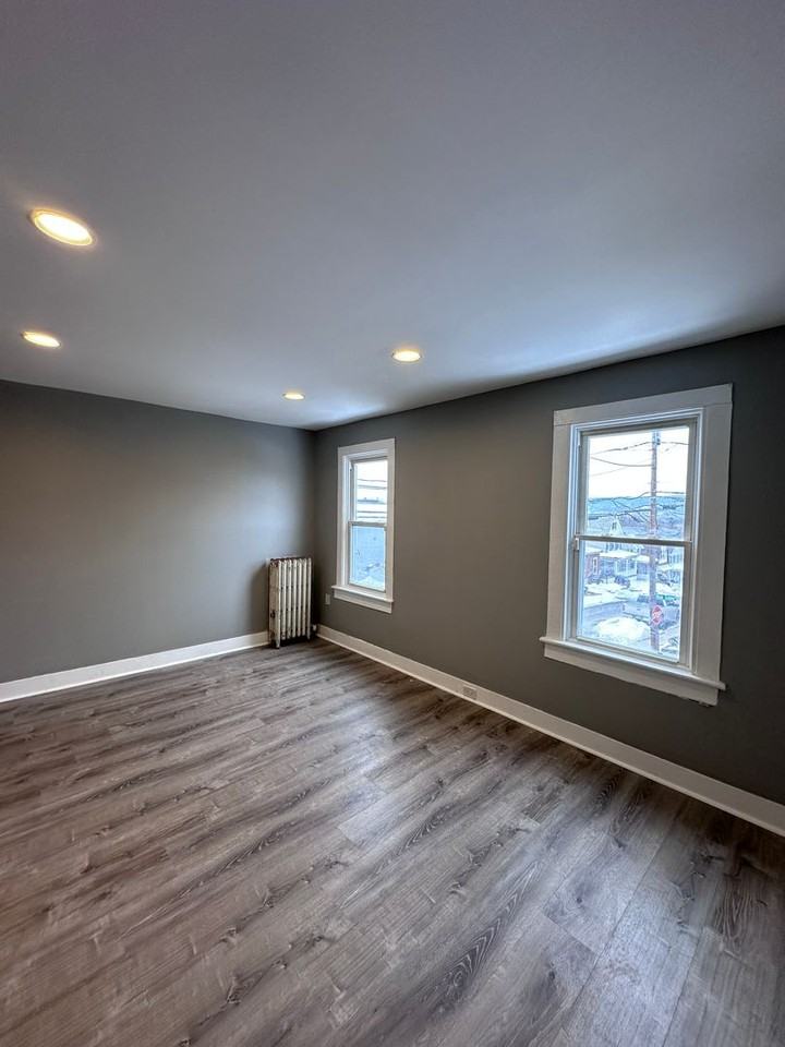 408 New Grove St - Photo 2 of 10