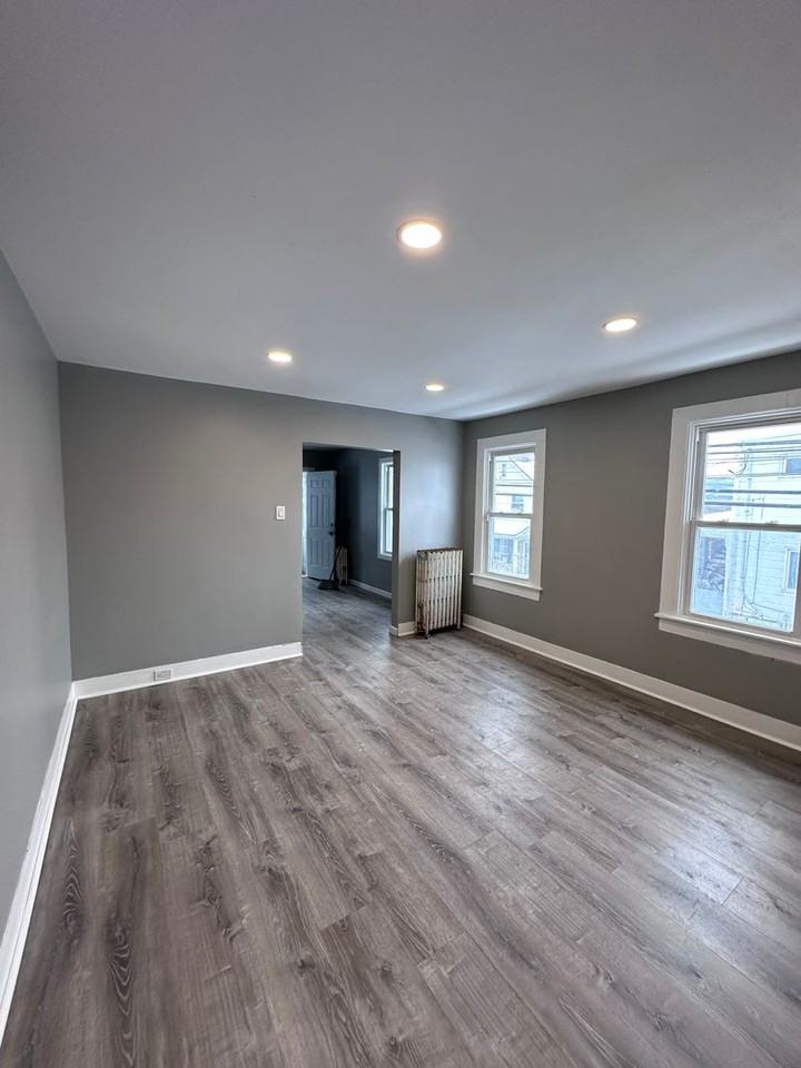 408 New Grove St - Photo 4 of 10