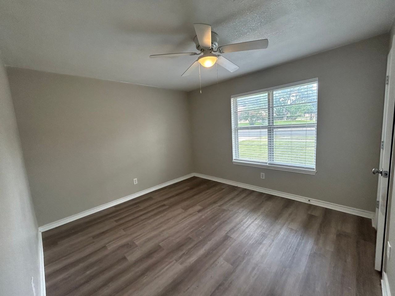 1310 Goodhue Dr - Photo 4 of 11