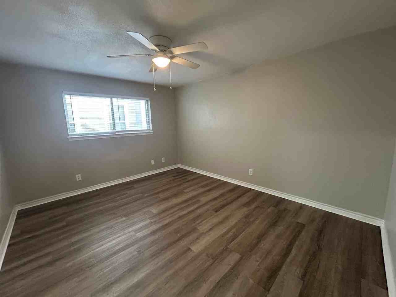1310 Goodhue Dr - Photo 6 of 11