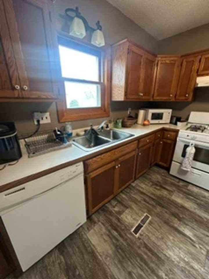 601 Summit Ave Ne - Photo 2 of 13
