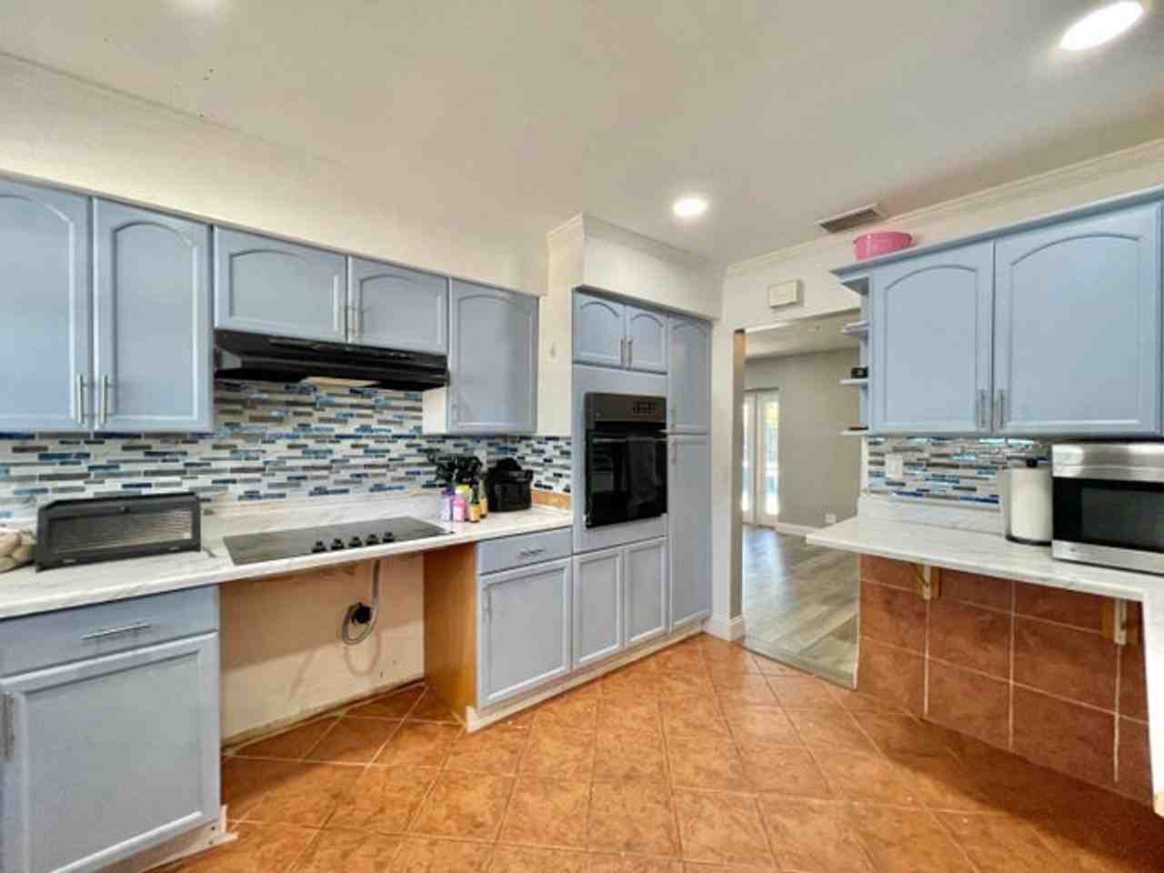 1478 Ne 56th St - Photo 3 of 23