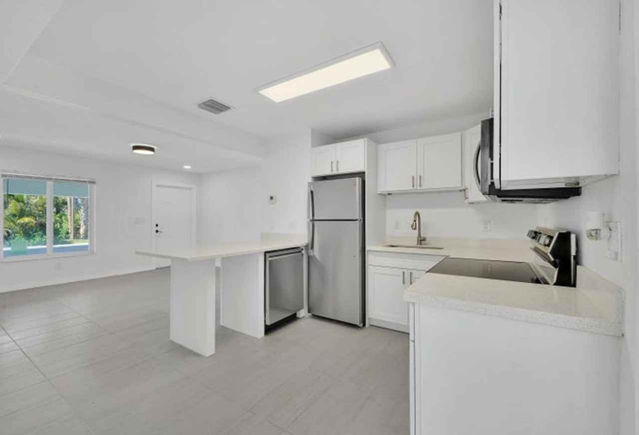 1108 Ne 16th St - Photo 2 of 22